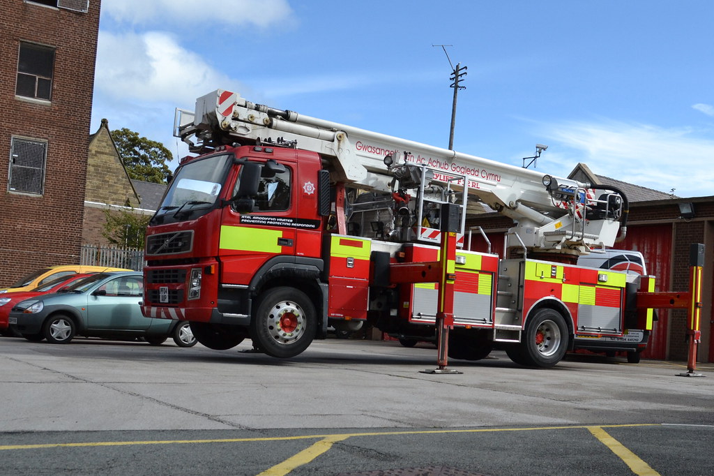 North Wales Fire & Rescue Service Volvo ALP PF04UUP Wrex… Flickr