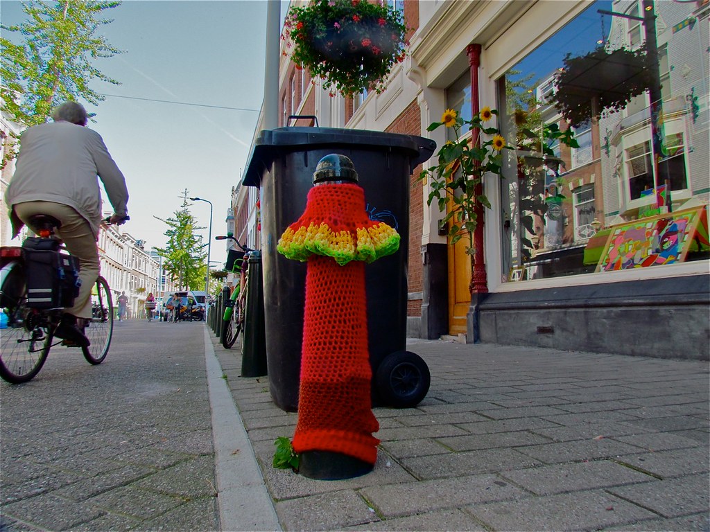 Yarn Bombing Yarn Bombing staat in het Nederlands ook beke… Flickr