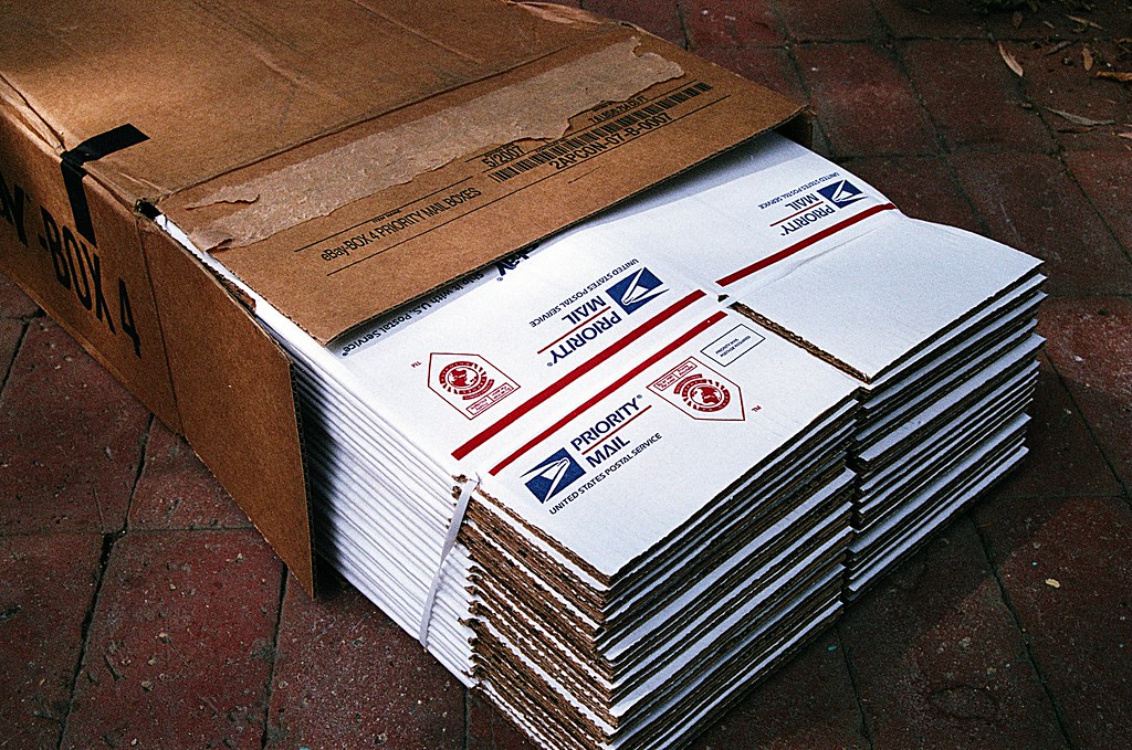 0913000684 The USPS/eBay cobranded boxes are a great ide… Flickr
