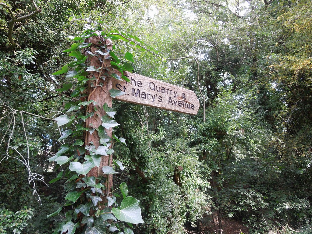 Finedon Sign to the Quarry and St Mary's Avenue through th… Flickr