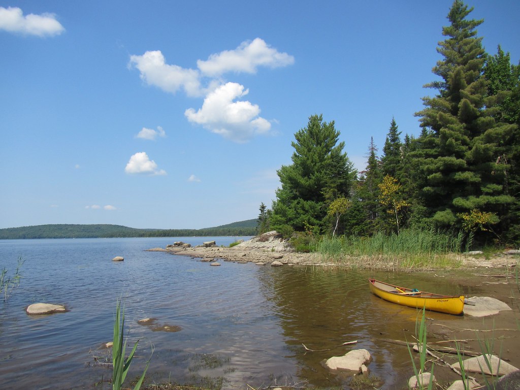 Une île au milieu de la Baie Sauvage Grand lac StFrançois… Flickr