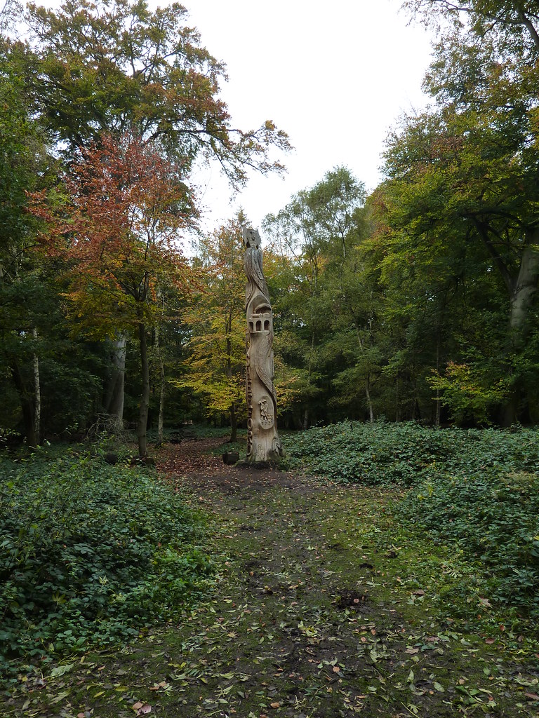 Campton Plantation Shefford Totem pole in the autumnal Cam… Flickr