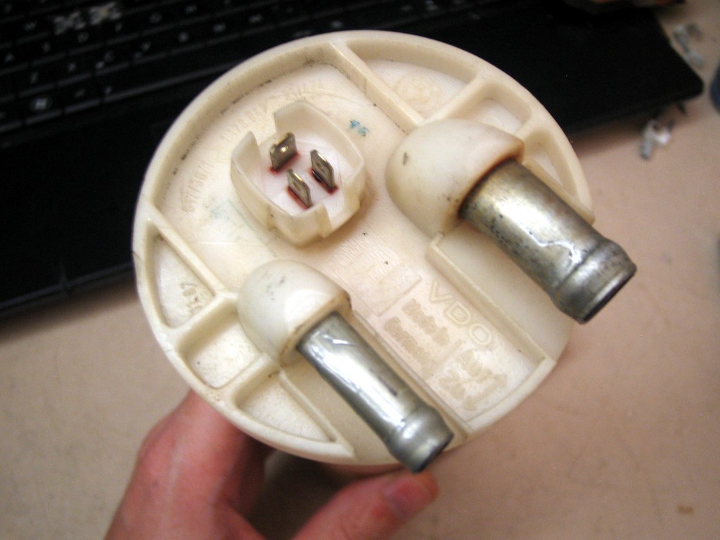 IMG_5766 BMW E30 fuel level sender, connector for the plug… Flickr