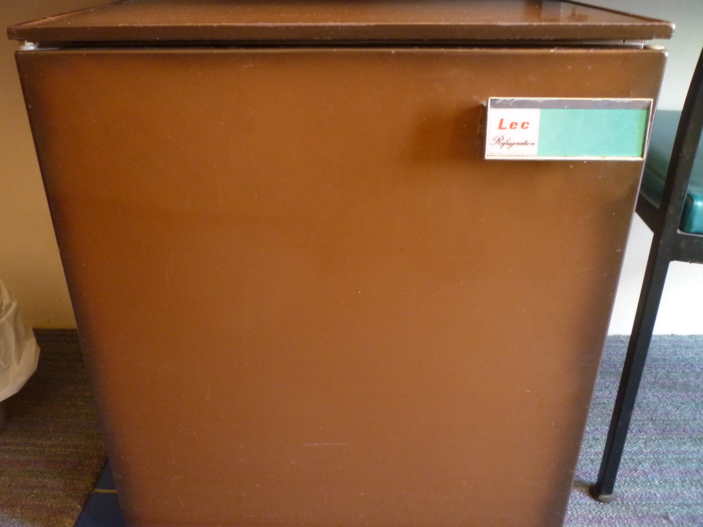 Old LEC Bar Fridge Once very common in motels, this one st… Flickr