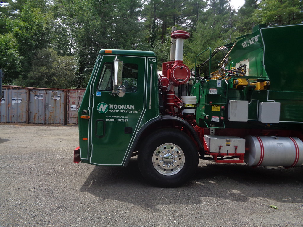 AJ Equipment Noonan Waste Service Mack LEU Split Body Brid… Flickr