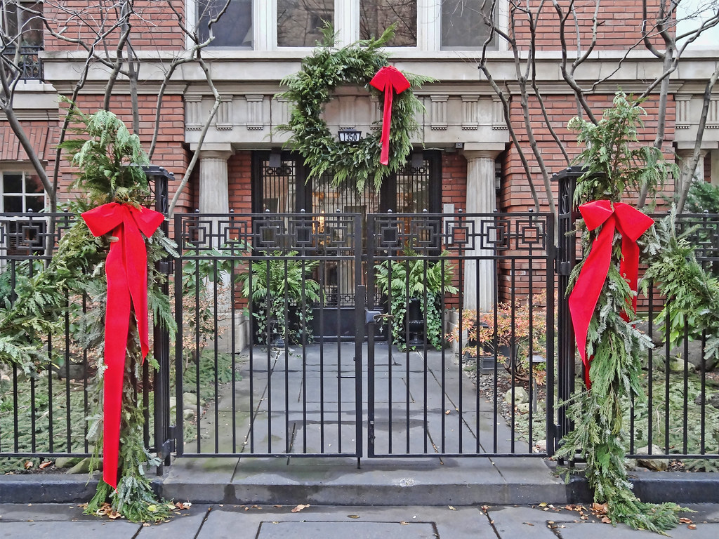 Chicago Holiday Decorations Holiday decorations at the ent… Flickr