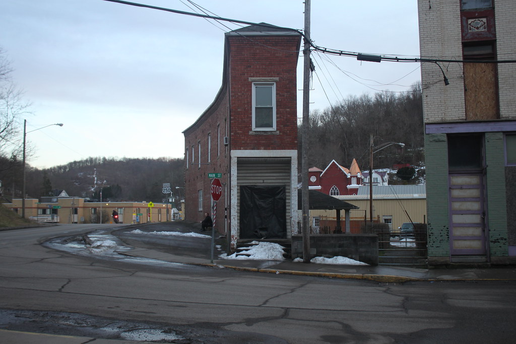Curved Building, Cameron, WV Cameron, WV (population 946) … Flickr