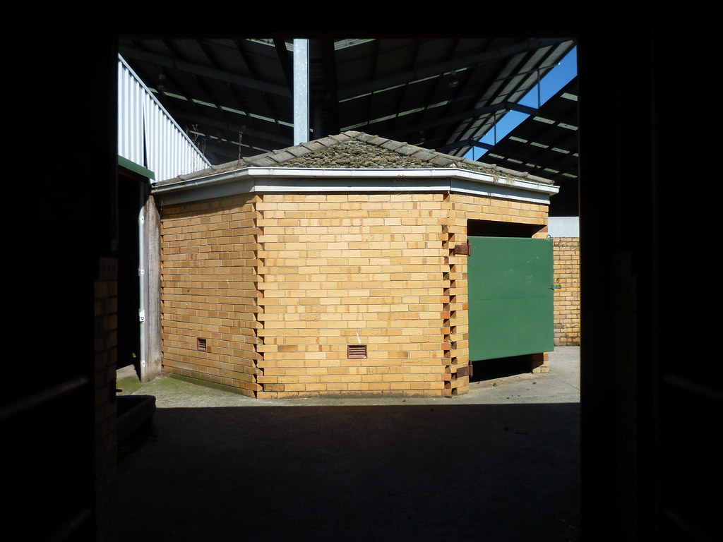 Warragul Horse Stalls Horse sand roll building which preda… Flickr