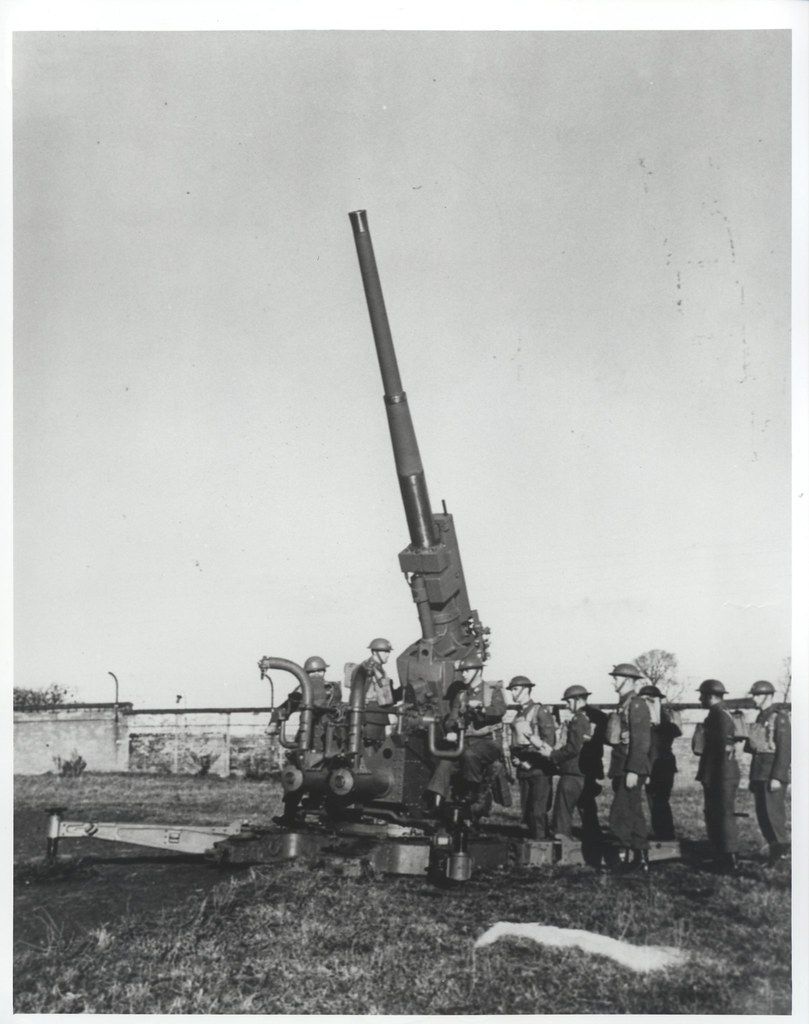 MA_091_001 Anti Aircraft gun during the Emergency. Can you… Flickr
