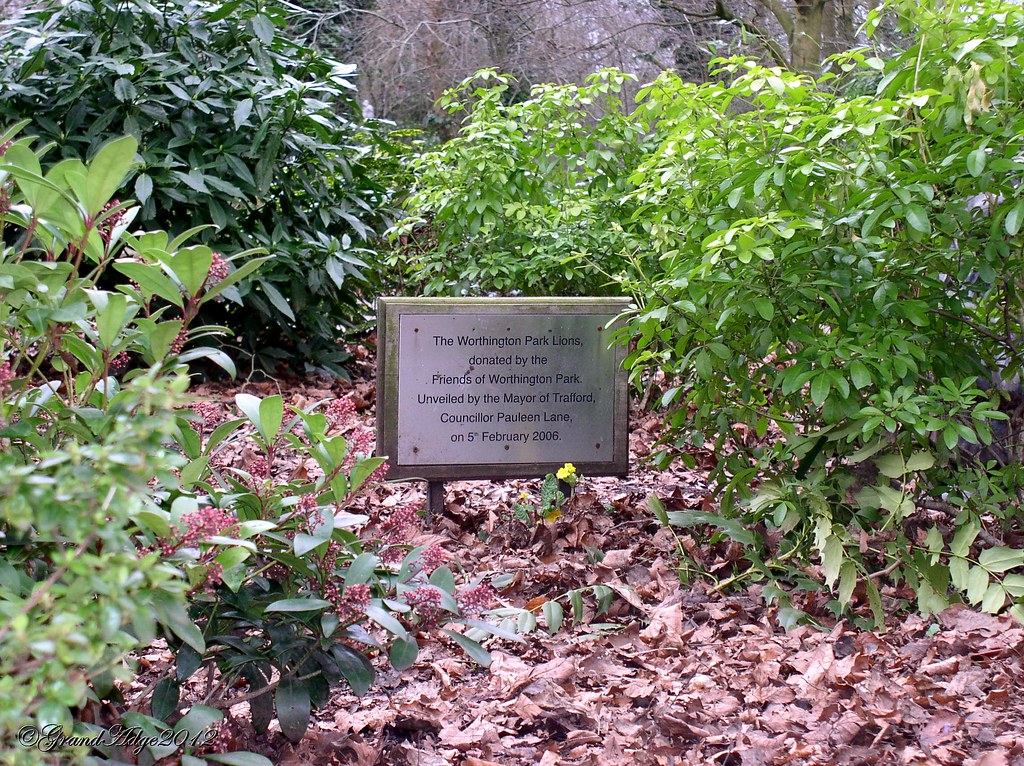 P1010026 Chinese Lions in Worthington Park, Sale, Cheshire