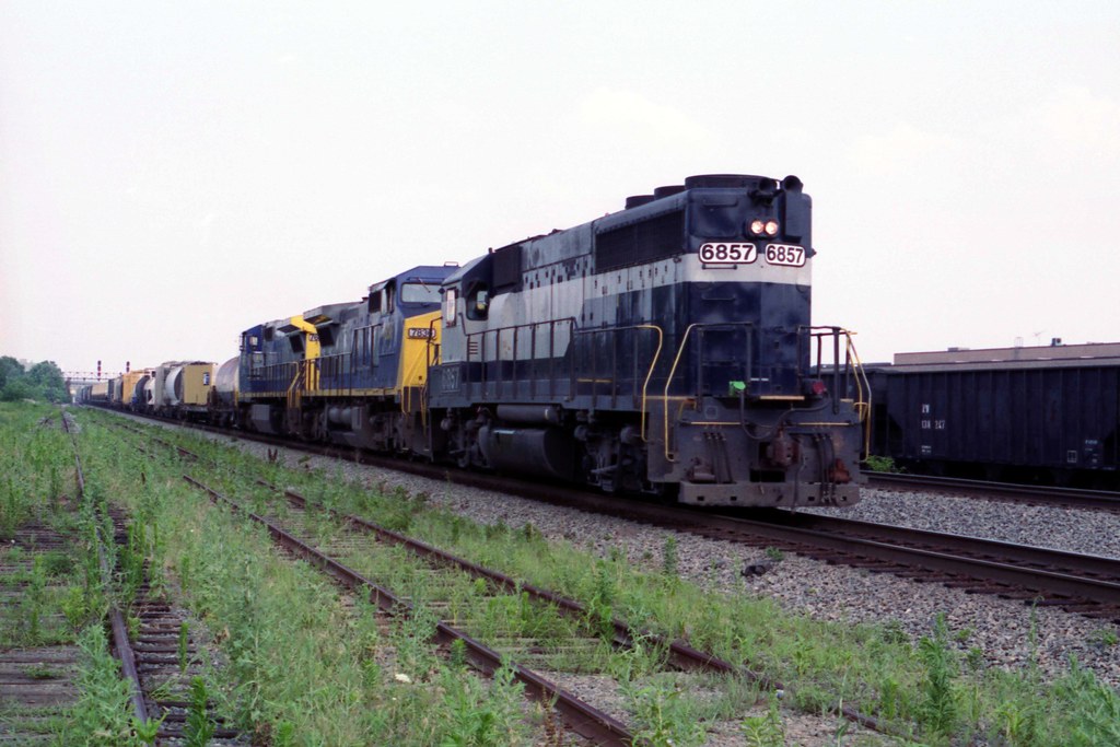 RF&P GP40 CSX (RF&P) GP40 6857 leads CSX train R405 at