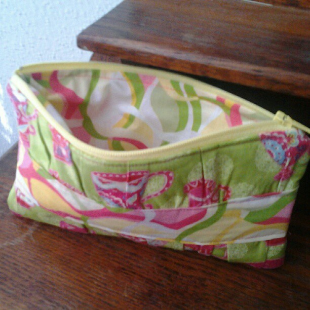 Made a little gathered clutch (noodlehead tutorial) for my… Flickr