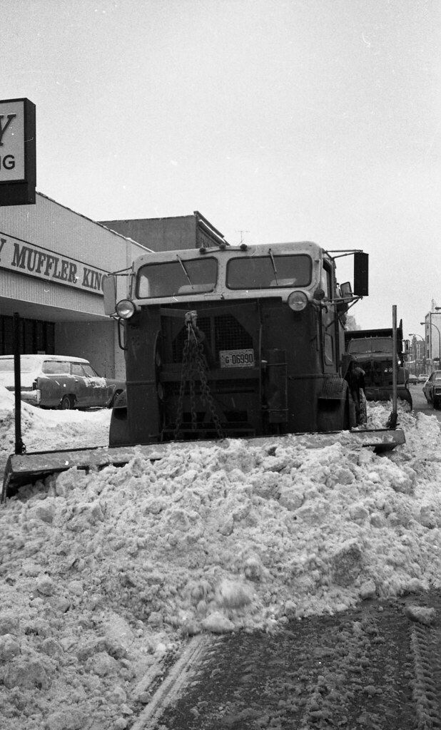 Déneigement sur l'avenue Papineau, 9 février 1971 VM94U10