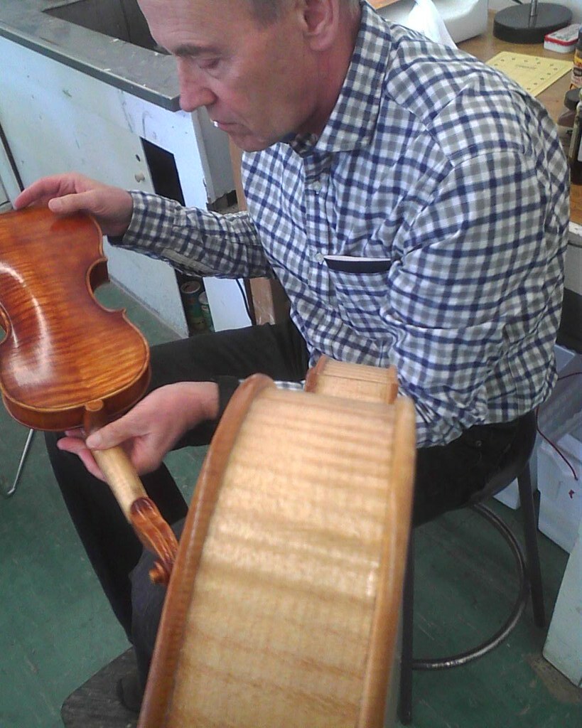Mike Laughlin violin maker examines the shading and outlin… Flickr