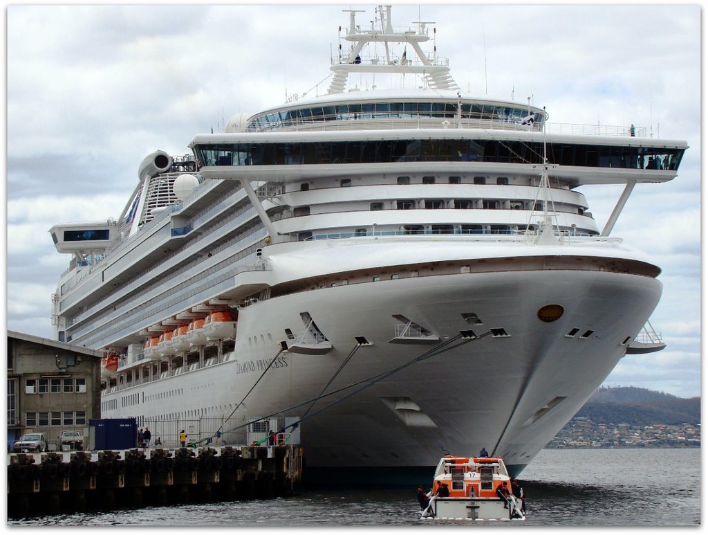 Bloody Big Cruise Ship Tasmanian.Kris Flickr