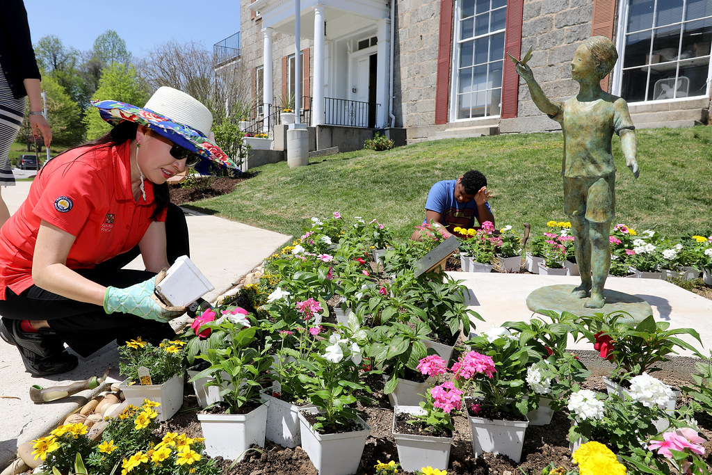 Planting Flowers At Linwood Center First Lady Yumi Hogan H… Flickr