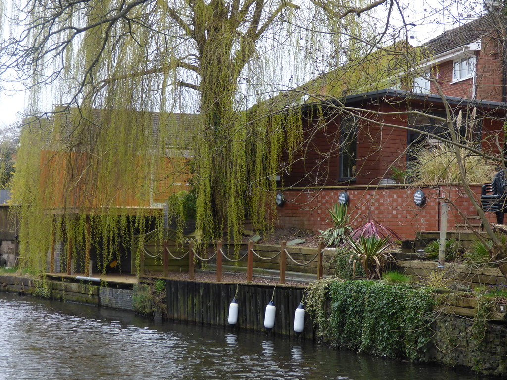 Grand Union Canal at CatherinedeBarnes back garden boa… Flickr
