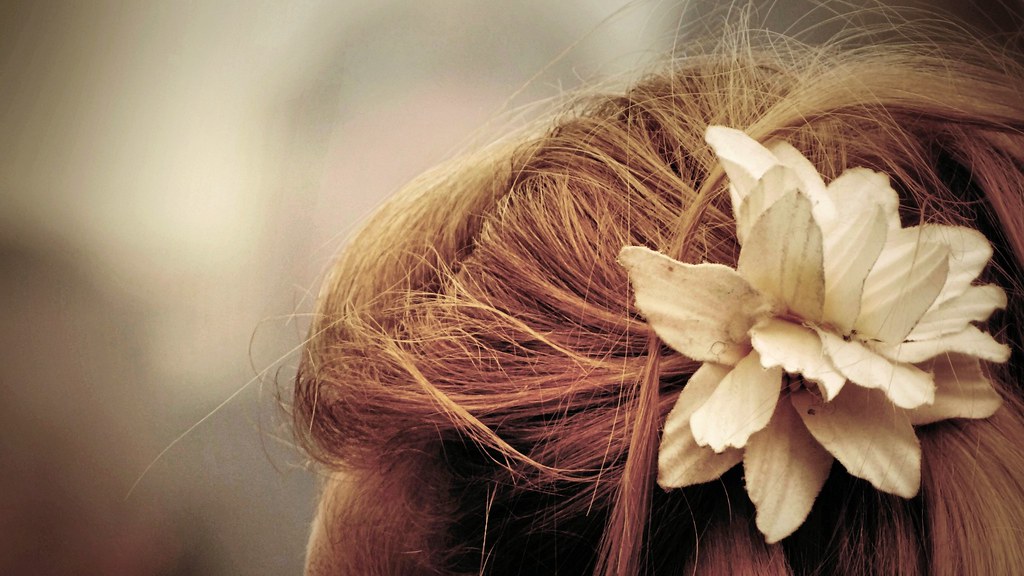 Flower in your hair.. Mona Flickr