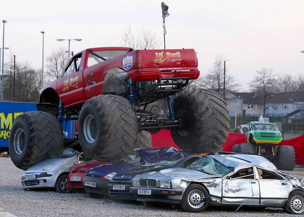 Monster Truck crushing cars Monster Truck at the Extreme S… Flickr