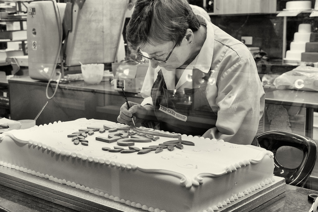 Oxford, Covered Market. The Cake Shop Employee decorating … Flickr
