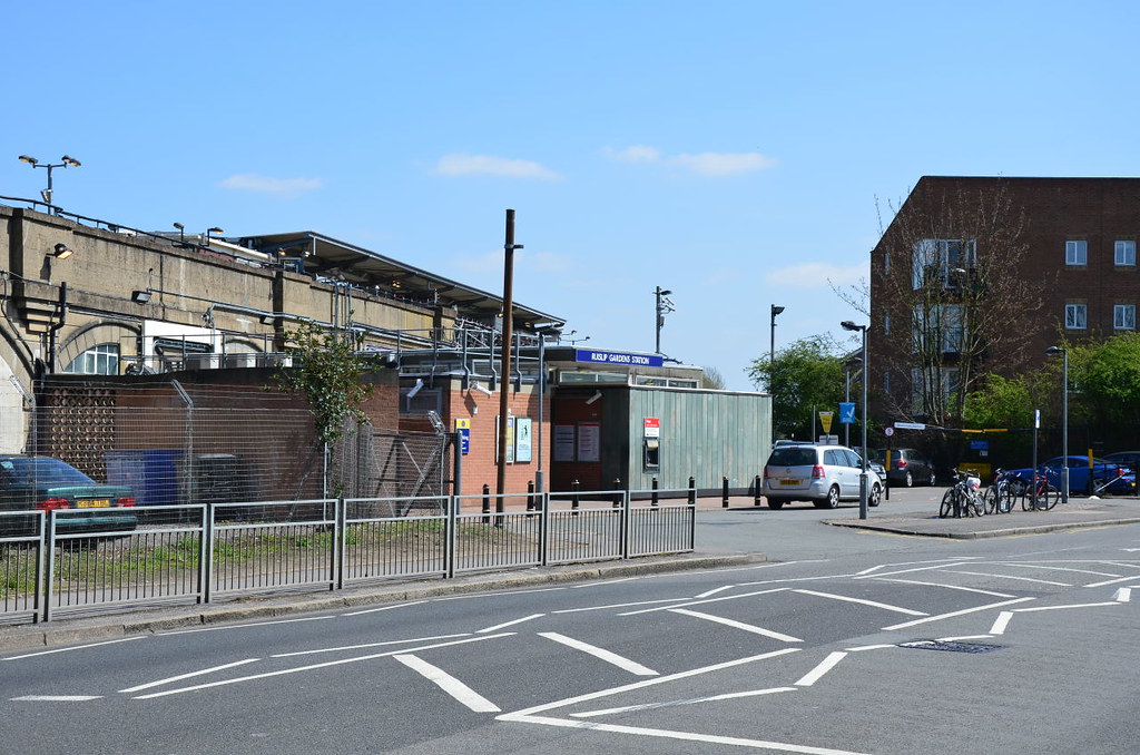 Ruislip Gardens Ruislip Gardens a district with an upmarke… Flickr