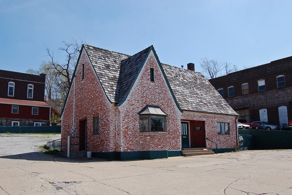 Iowa, Ottumwa, Former Conoco Gas Station (9,391) © Earl C.… Flickr