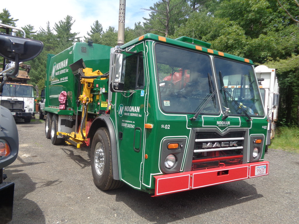 AJ Equipment Noonan Waste Service Mack LEU Split Body Brid… Flickr