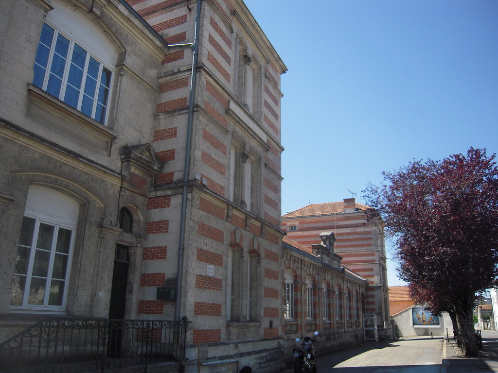 ÉCOLE JULES FERRY Cette école primaire, plus que centenair… Flickr