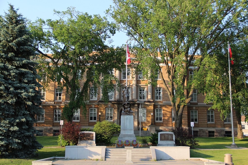 Sault Ste. Marie District Courthouse and Cenotaph (Sault S… Flickr