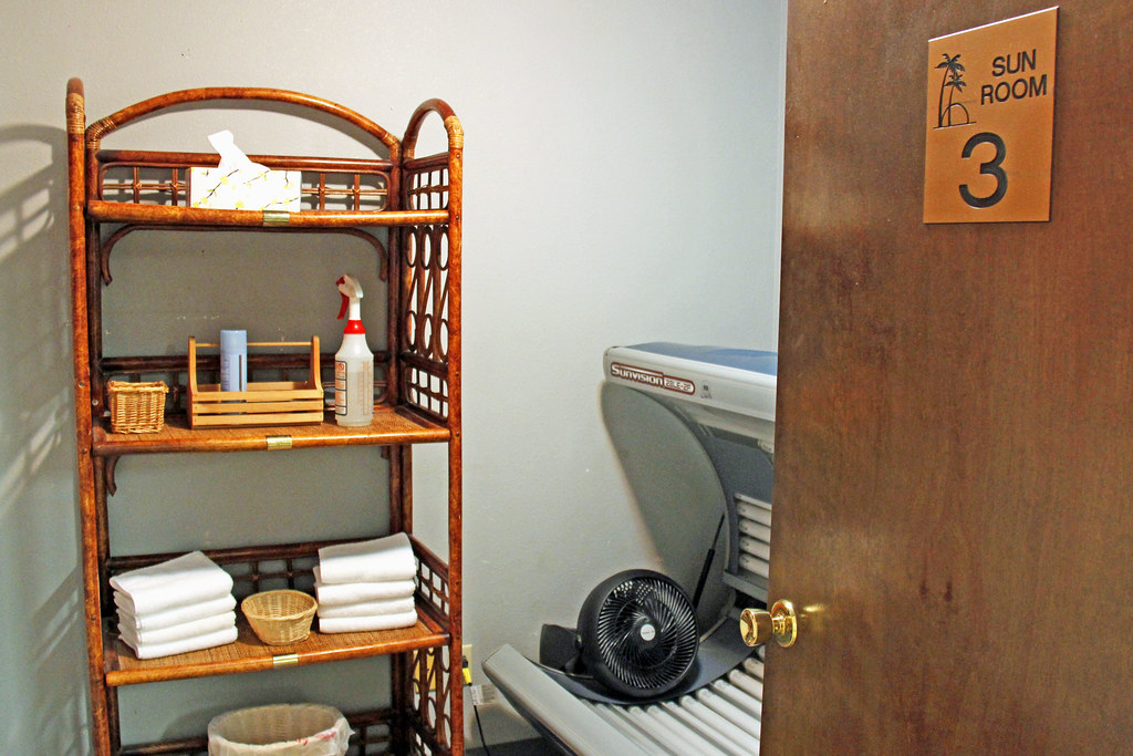Sun (Tanning) Room at Electric Beach Tanning Salon Winnemu… Flickr