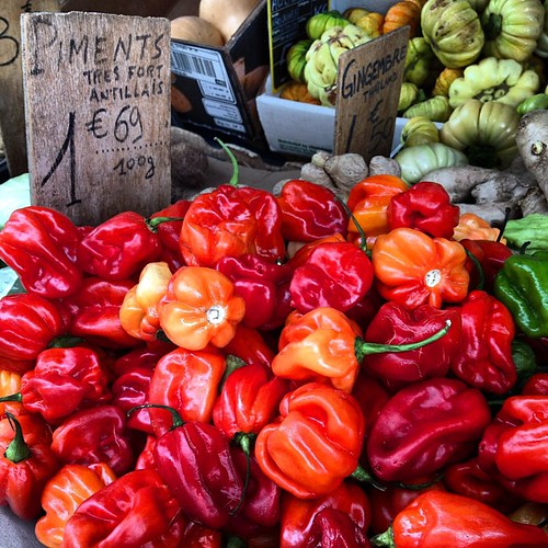 Morning market, picking a pack of peppers in Paris loving… Flickr