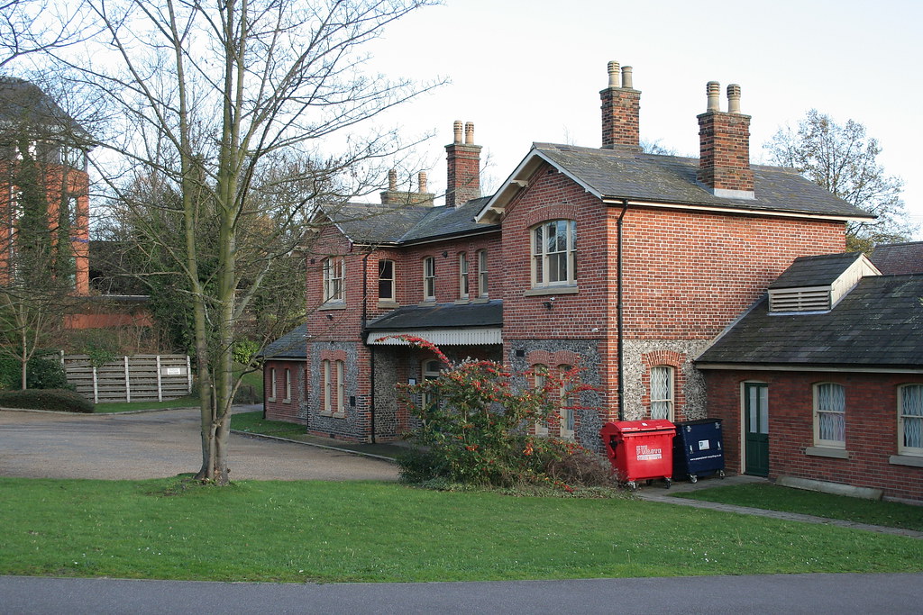20061203 995 St Albans London Road Station Buildings Flickr