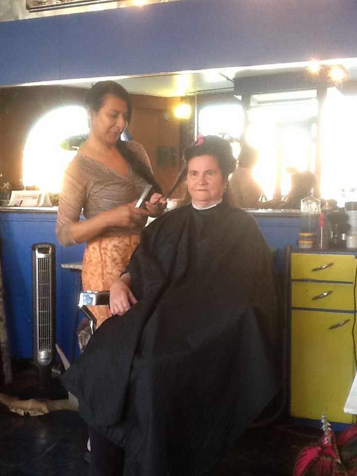 At Patricia's beauty salon for a quick trim. Nur die Haars… Flickr