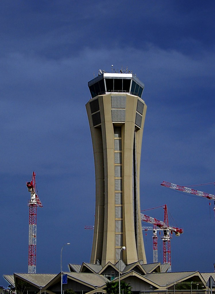 La torre de control del aeropuerto de Málaga rodeado de gr… Flickr