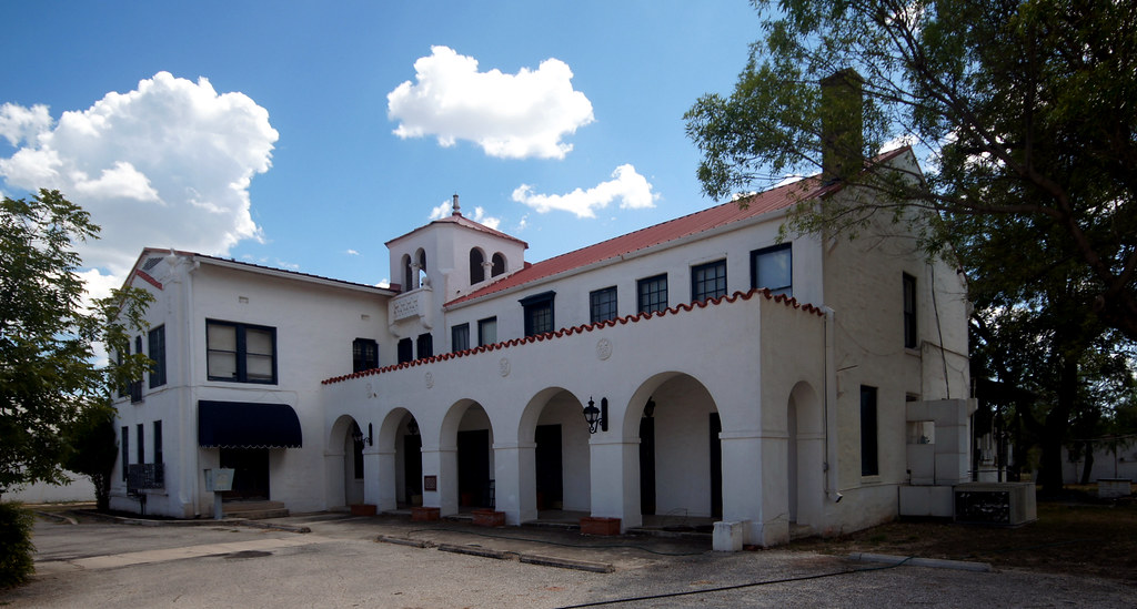 Las Lomas Hotel Junction, Texas Built in 1926; it is empt… Flickr
