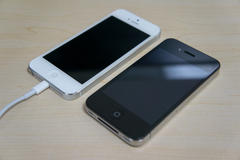 iPhone 5 White, iPhone 4 Black NEX5N, E1855 nubobo Flickr