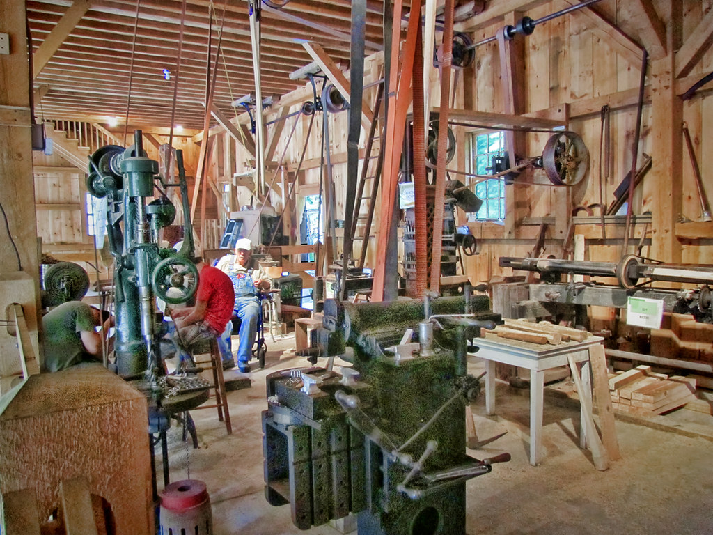 Wood Workers This entire woodworking shop is run from a be… Flickr