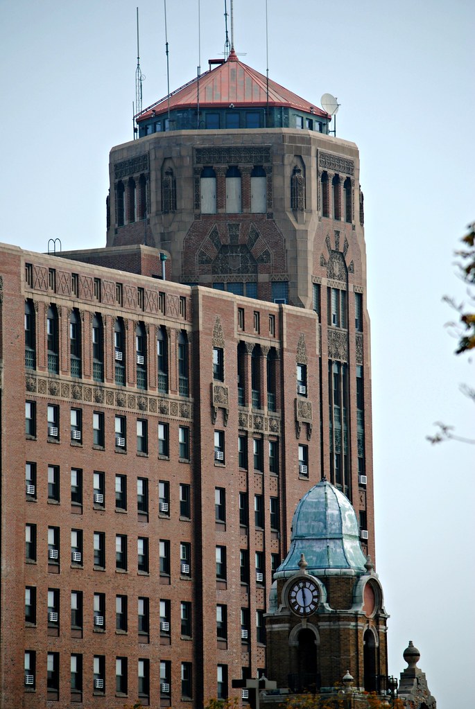Former Faust Hotel looks over Midway Theatre. Rockford Ill… Cragin