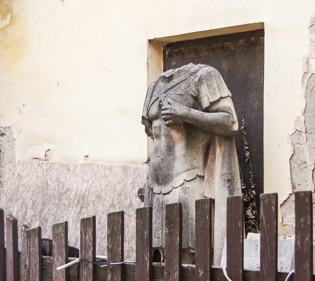 Statue behind abandoned spa 20120721_160716 Patsas hyl… Flickr