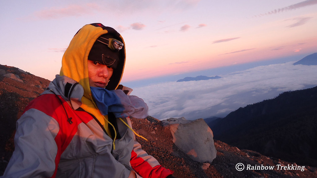 MAHAMERU menarik nafas diudara yang tipis Rainbow
