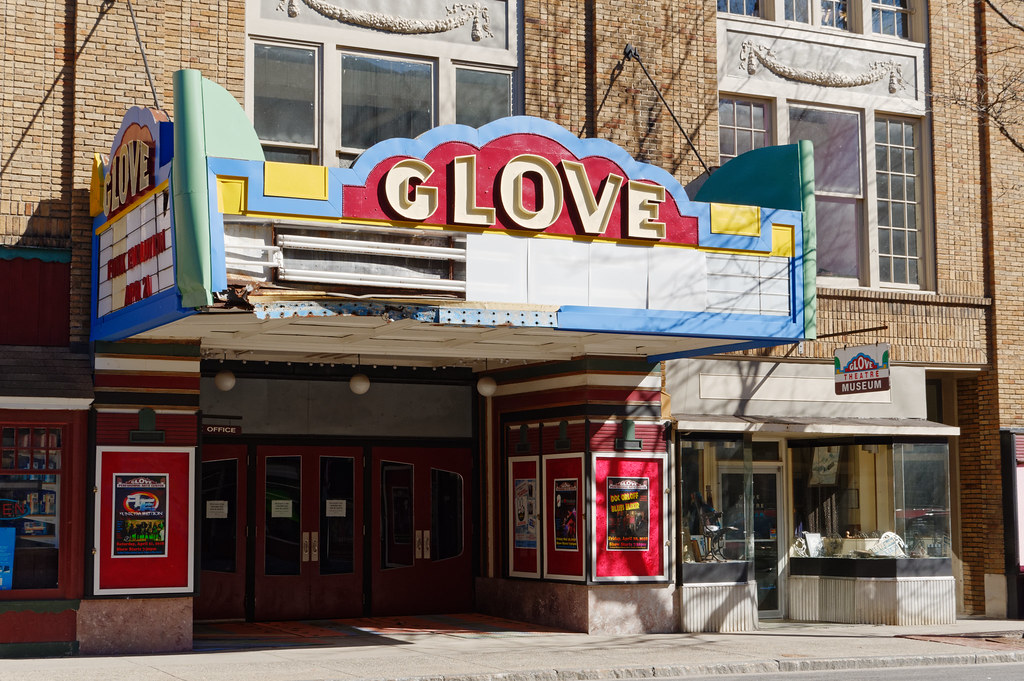 Glove Theatre Glove Theatre marquee, Gloversville, New Yor… Paul