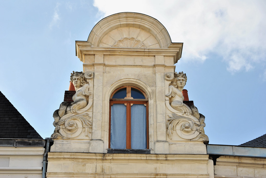 DSC_1492 ARRAS Détail d'architecture Volutes en pierre bla… Flickr