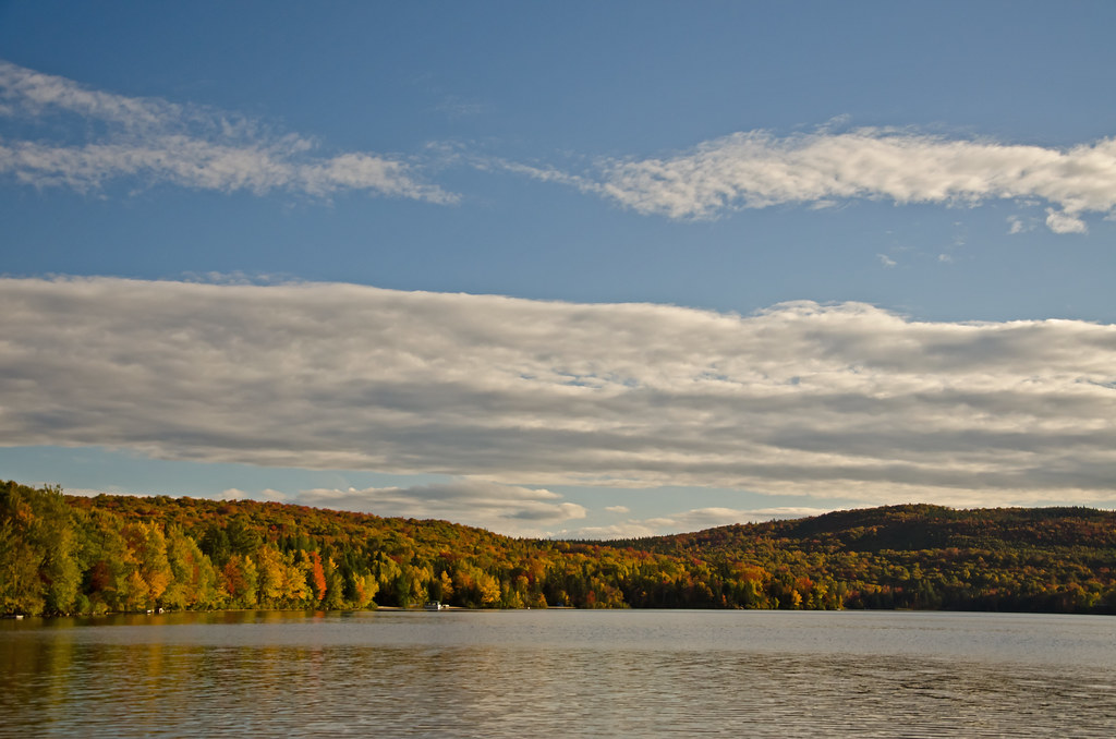 Fin d'aprèsmidi d'automne au Lac Simon, SaintLéonard de … Flickr
