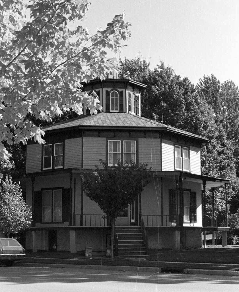 BV.18 Octagon house 145 Main St, Akron, NY 14001 Walter Etten