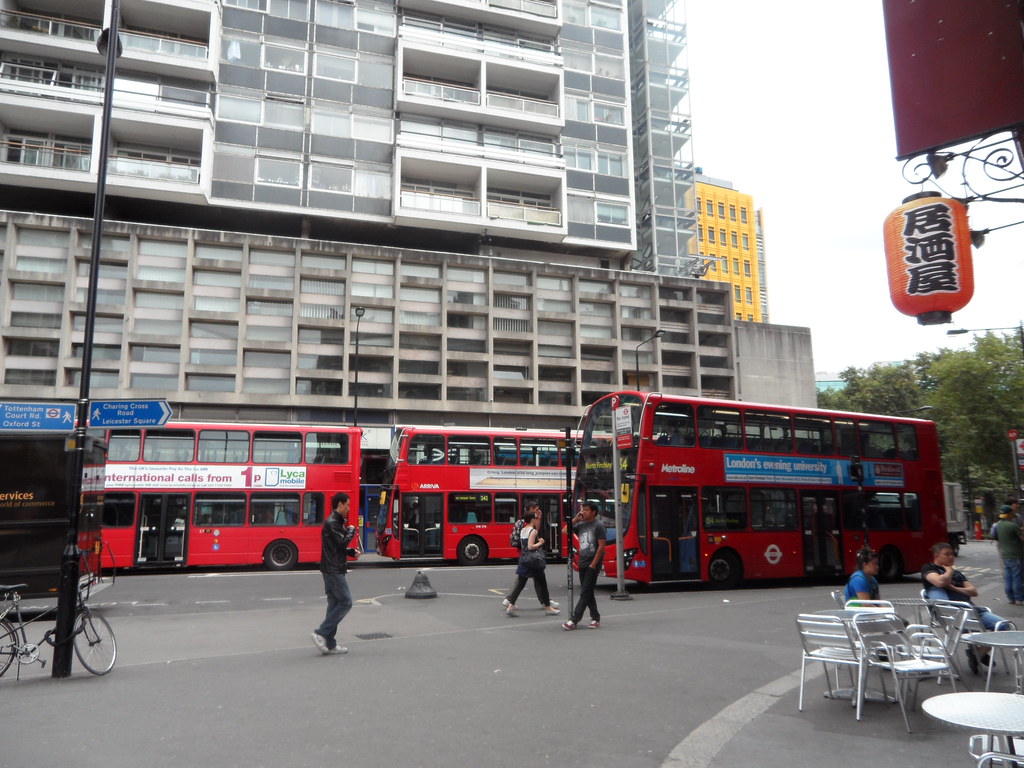 Buses at Tottenham Court Road Stop Autobuses en la parada … Flickr