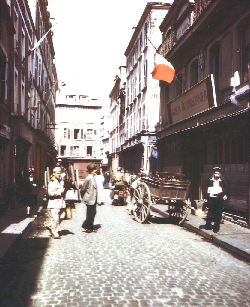 p011308 Une rue de Cherbourg après la libération, des civi… Flickr