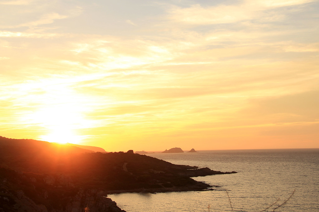 L' ILE ROUSSE Coucher de soleil sur la mer guy