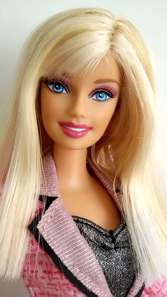 2010barbie i can be dolls TV news anchor Fashionistas superstar