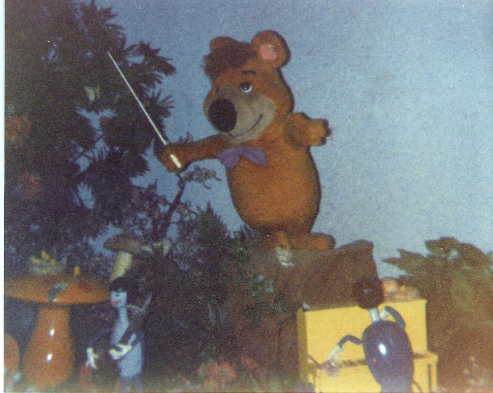 1990 Kings Dominion Boo Boo at Yogi's Cave Dale Flickr