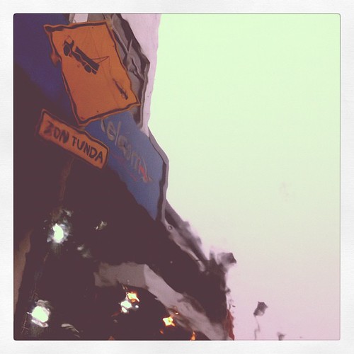 parking di bawah signboard "zon tunda... parking di